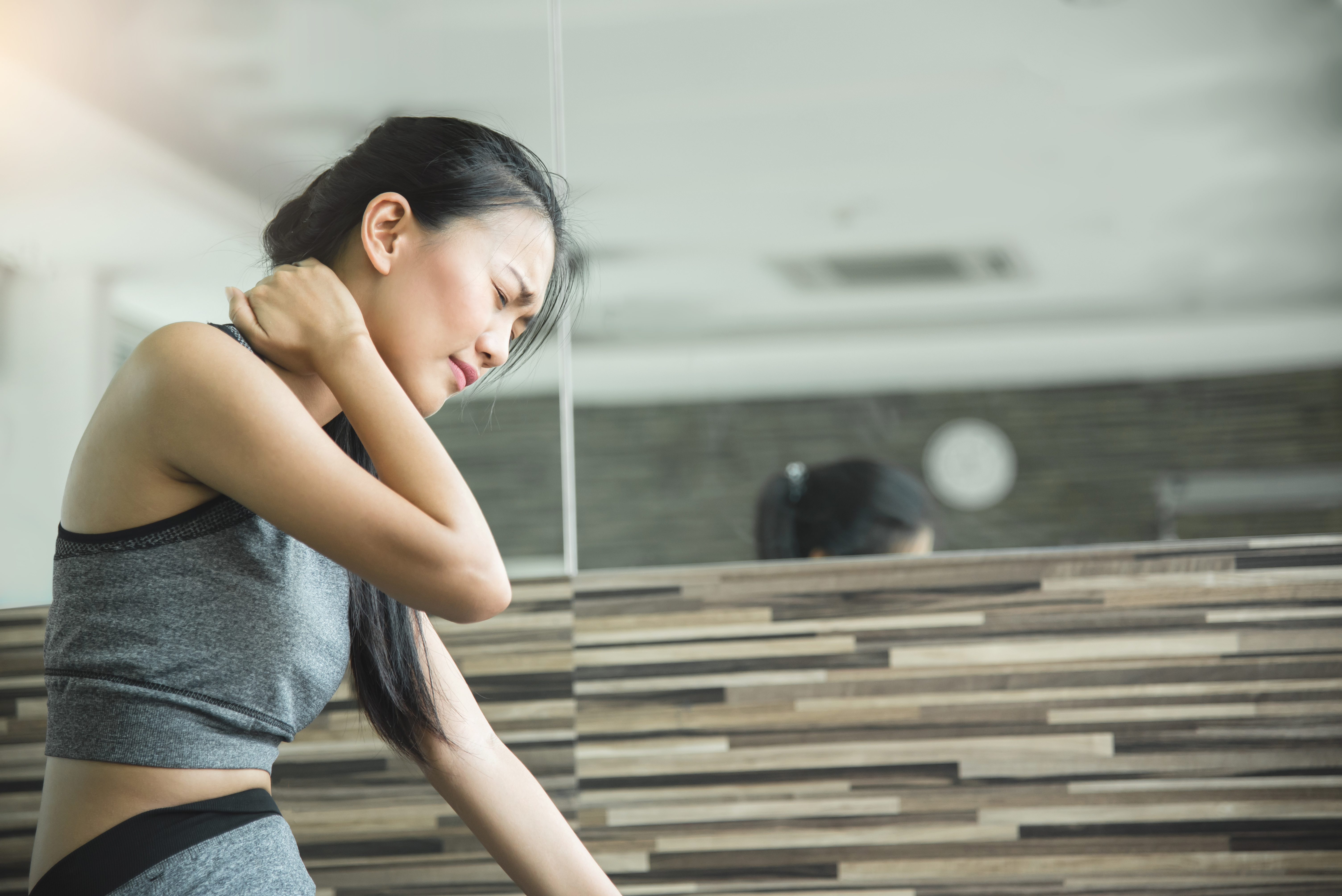 Woman with neck pain 